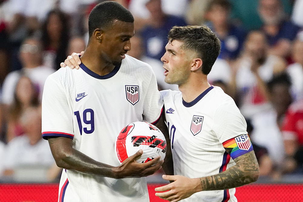 Đội trưởng Christian Pulisic (phải) cùng các đồng đội nằm ở một bảng khó khăn tại World Cup 2022