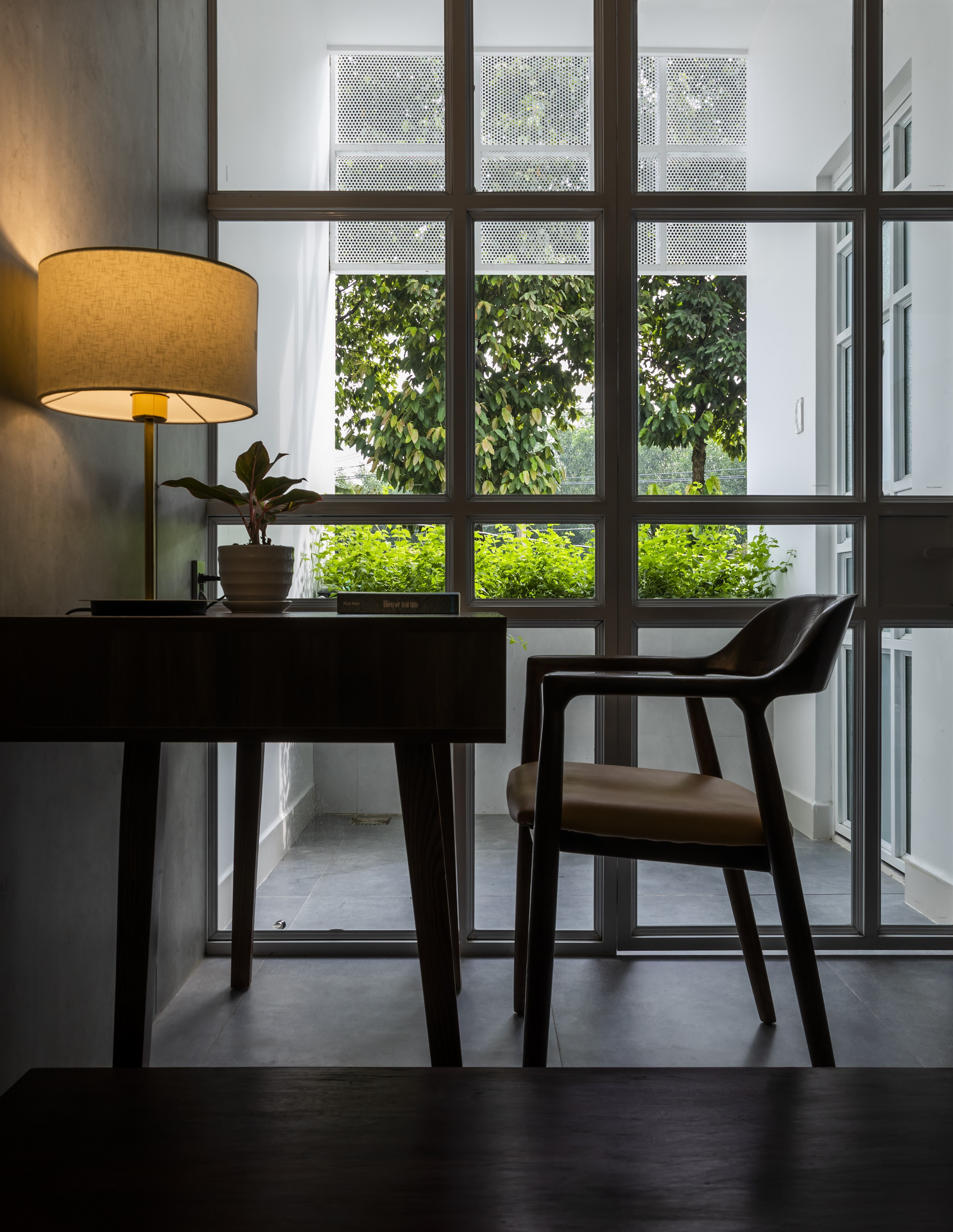 Mọi góc trong nhà đều được hòa mình với thiên nhiên xanh.