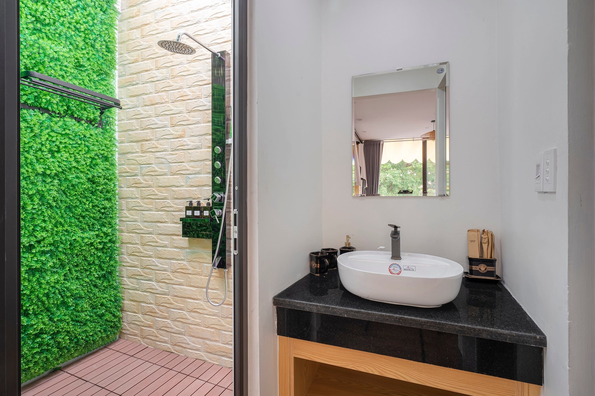 Mỗi phòng ngủ sẽ có một phòng tắm hiện đại như thế này. 