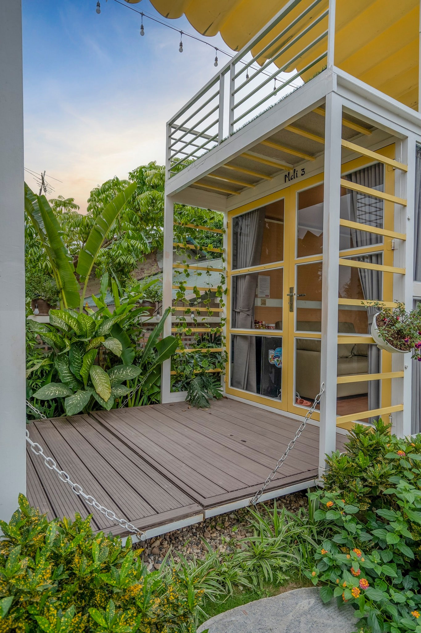 Sàn gỗ bên một phòng ngủ, có thể kê ghế đọc sách hoặc nằm nhoài ra ngắm sao vào buổi đêm. 