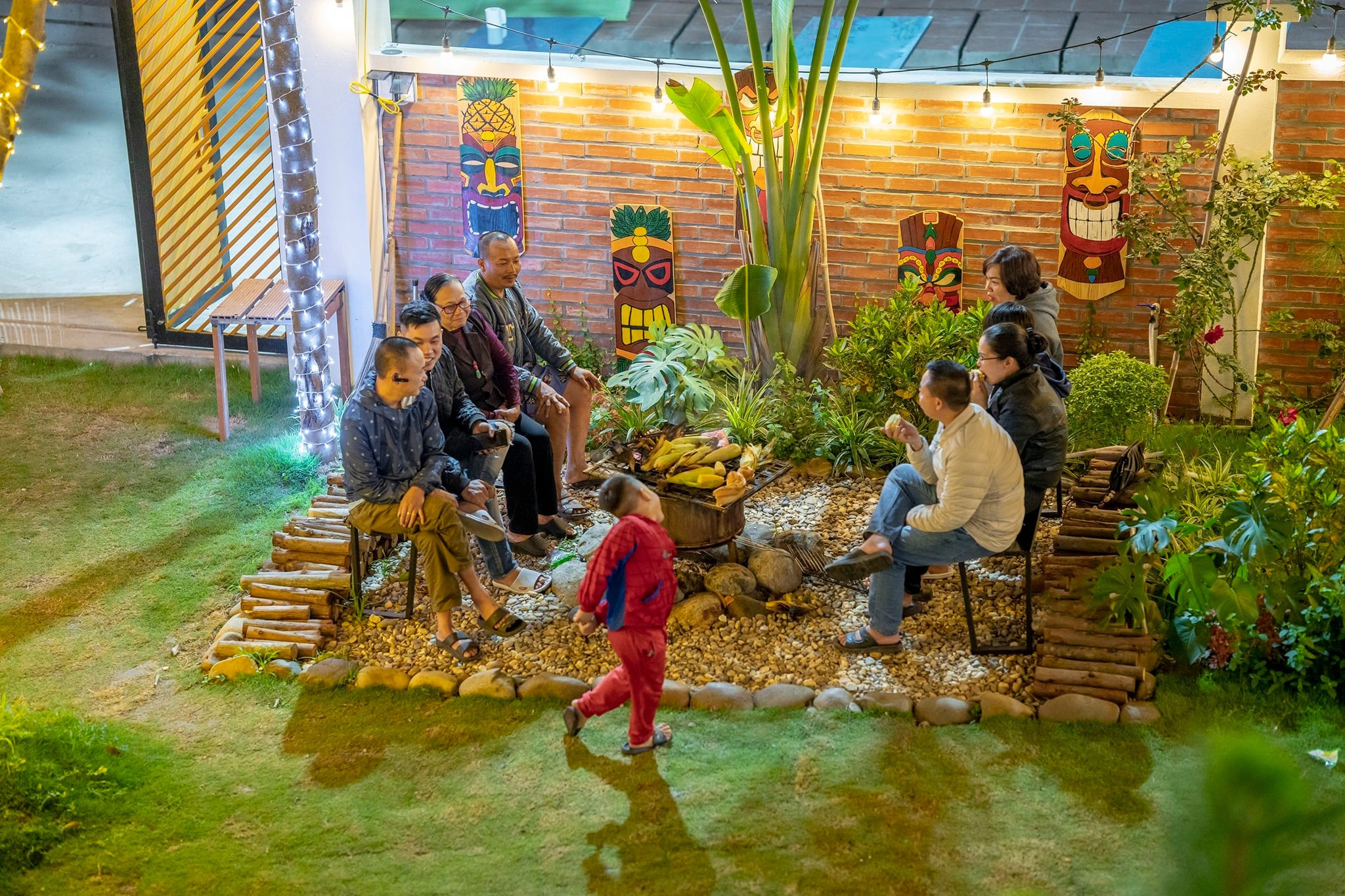 Tiếng cười con trẻ hòa lẫn với những câu chuyện buồn, vui của người lớn bên ánh lửa bập bùng là khoảnh khắc khó quên trong cuộc đời. 