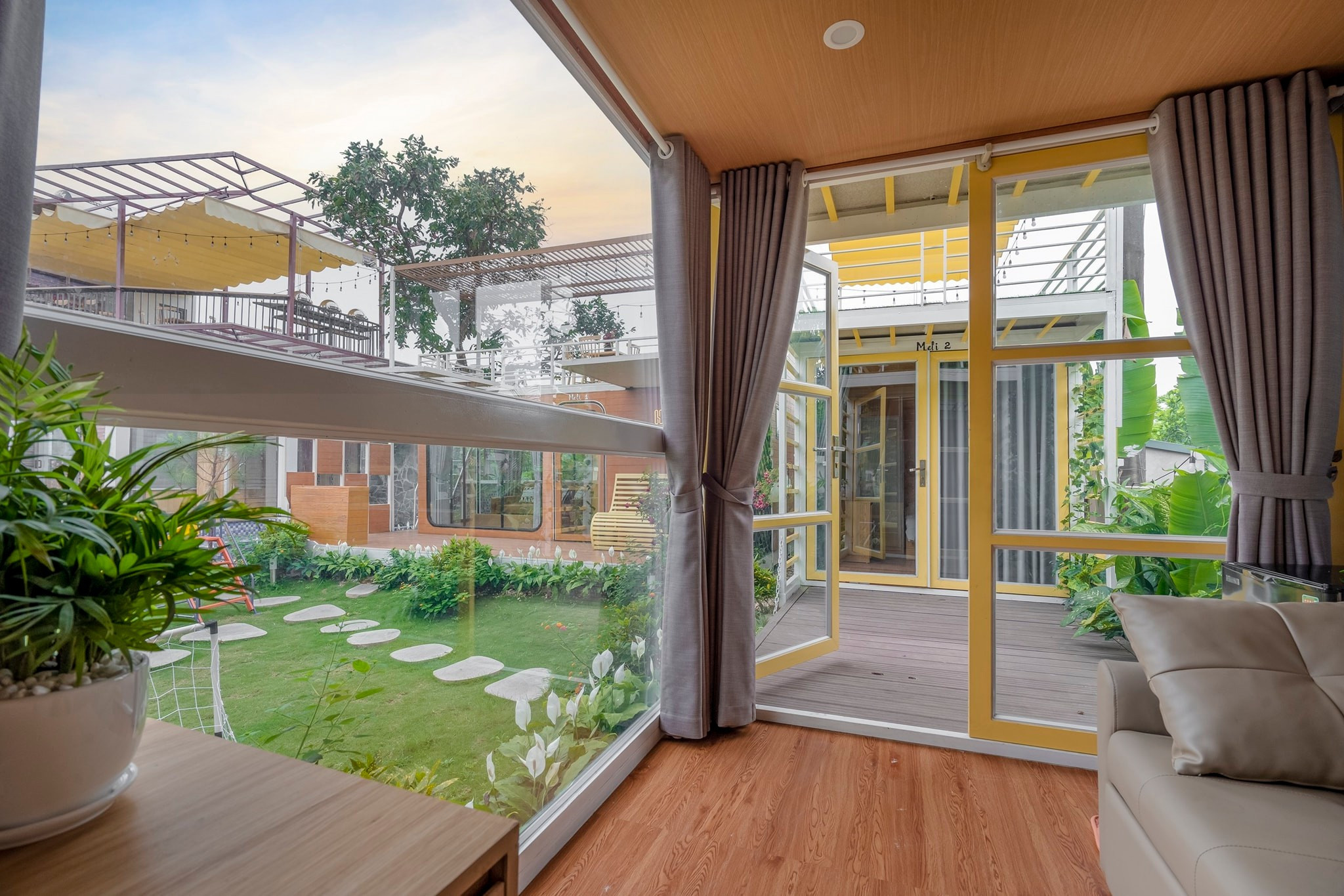 Một phòng ngủ nhỏ dùng tường kính thay tường gạch để mở rộng tầm nhìn và tạo cảm giác phòng rộng hơn. 