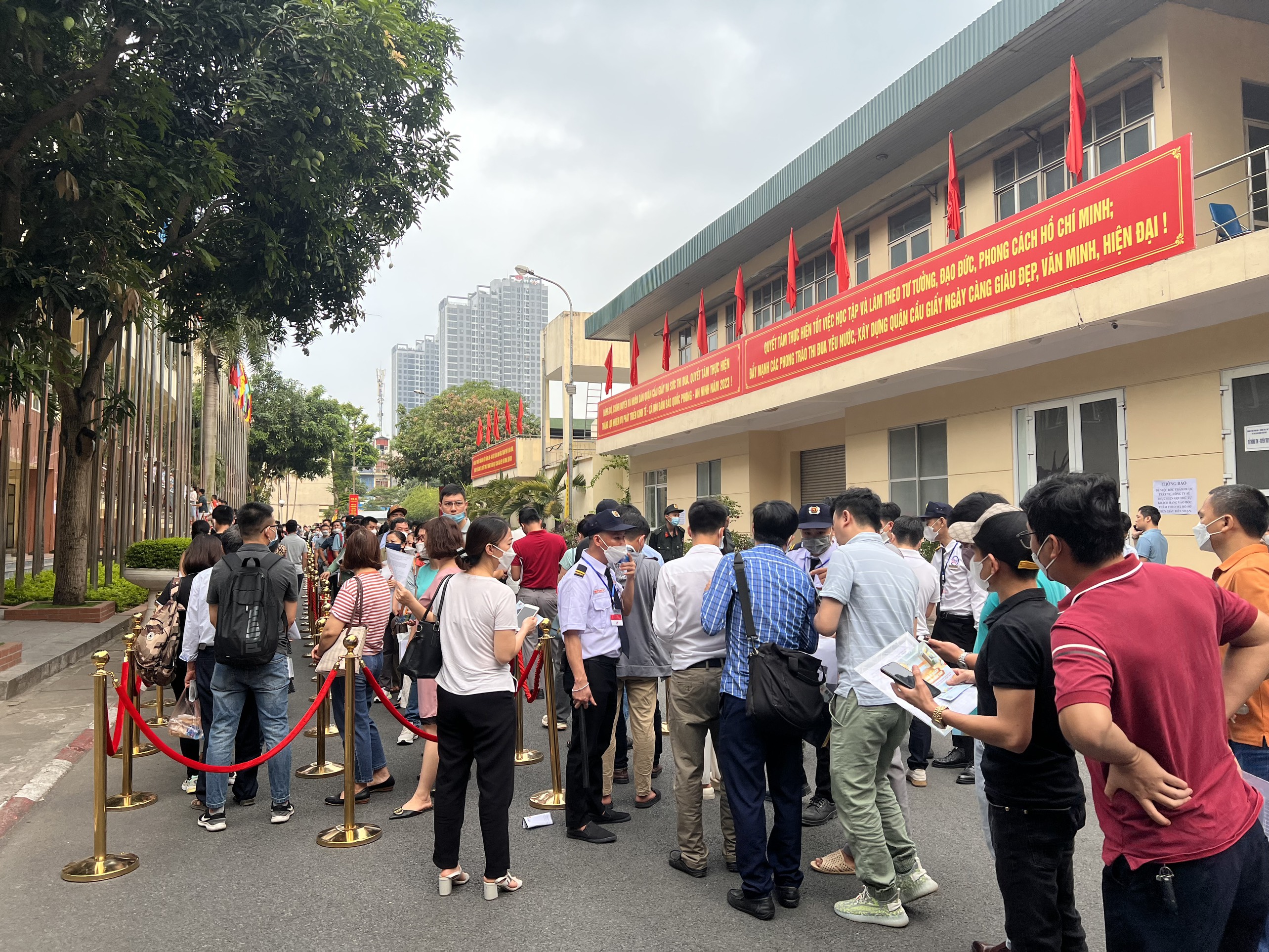 Hơn nghìn người xếp hàng mua nhà ở xã hội đắt nhất từ trước đến nay tại Hà Nội