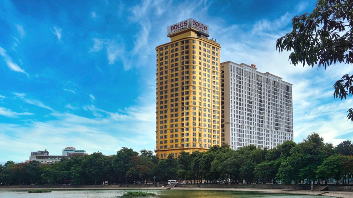 Được biết, Khách sạn Dolce Hanoi Golden Lake là dự án khách sạn dát vàng đầu tiên tại Hà Nội, nằm cạnh bờ hồ Giảng Võ (quận Đống Đa)