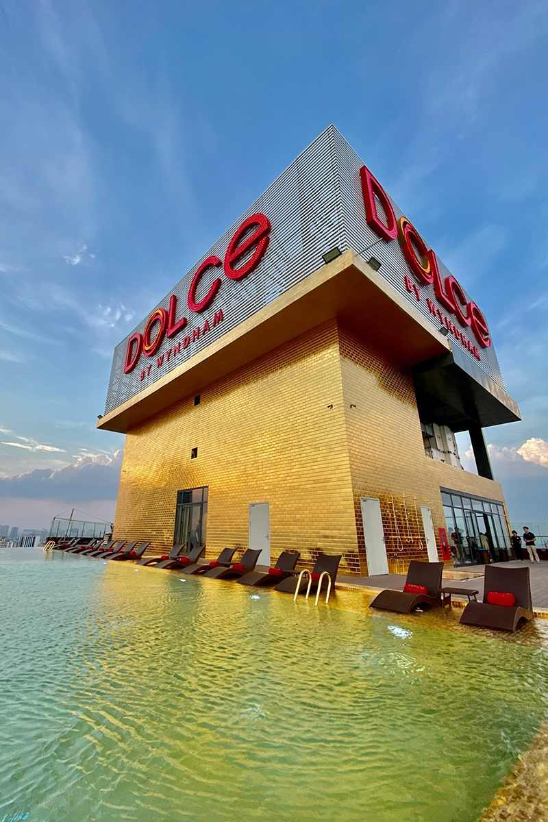 Dolce by Wyndham Hanoi Golden Lake gồm 24 tầng cao với 360 phòng lưu trú. Toàn bộ gạch ốp bên ngoài khách sạn đều được phủ vàng 24k. Ảnh: Hanoitimes.vn