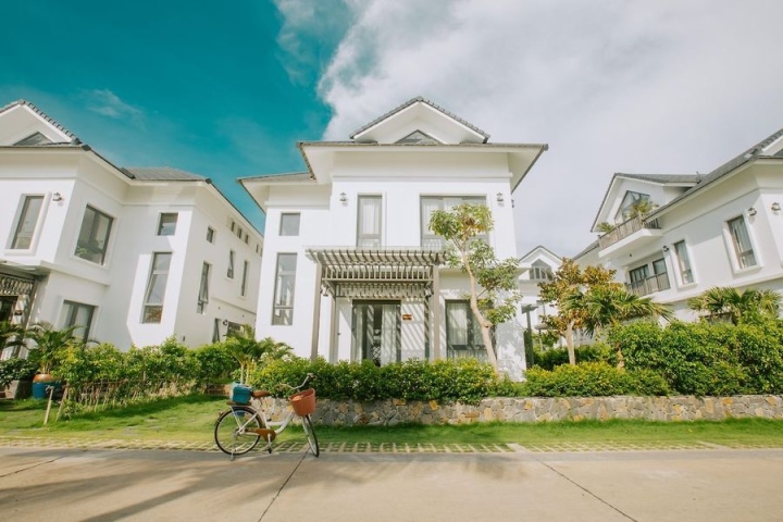 Dấu ấn của mẫu biệt thự biển phong cách Địa Trung Hải là bảng màu của biển xanh, cát trắng, nắng vàng cùng những chất liệu mộc mạc. (Ảnh: Decoxdesign)