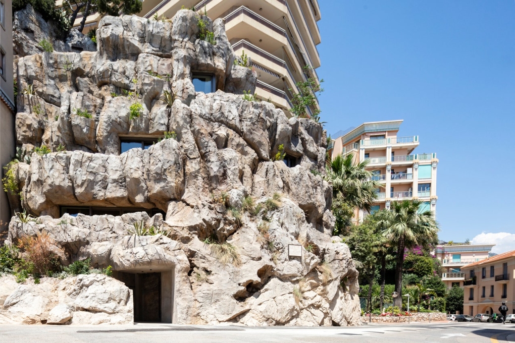   Mặt tiền ngôi nhà cho thấy nó gần như tàng hình vào vách đá.