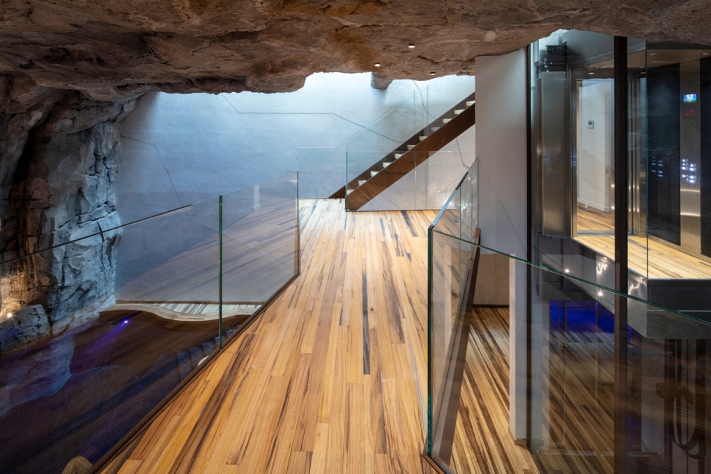   Villa Troglodyte có 3 phòng phủ với vách và lan can cầu thang bằng kính.