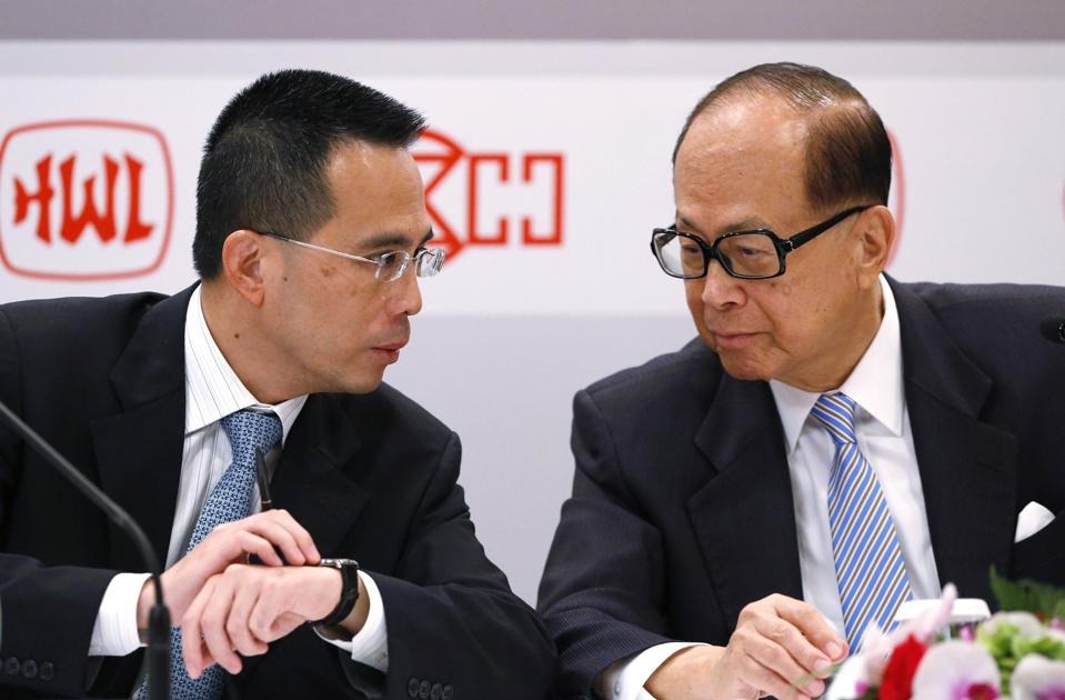   Người giàu nhất Hong Kong Li Ka-shing và con trai Victor trong một sự kiện của CK. Ảnh: AP