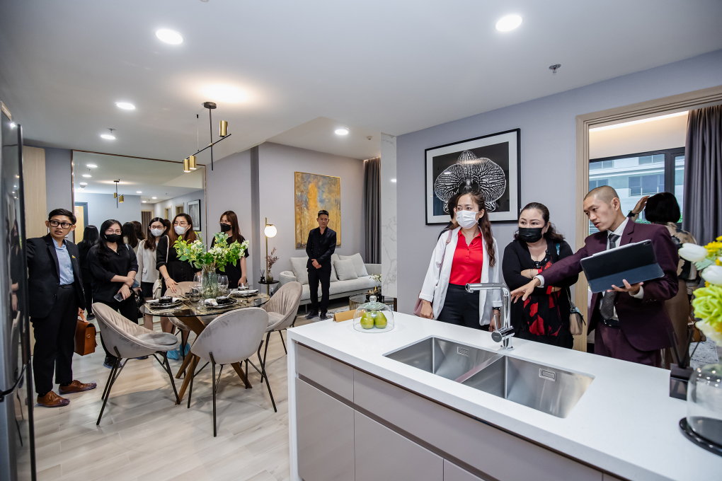 Nhiều khách hàng trẻ quan tâm, tham quan nhà mẫu của dự án. Ảnh: Masterise Homes