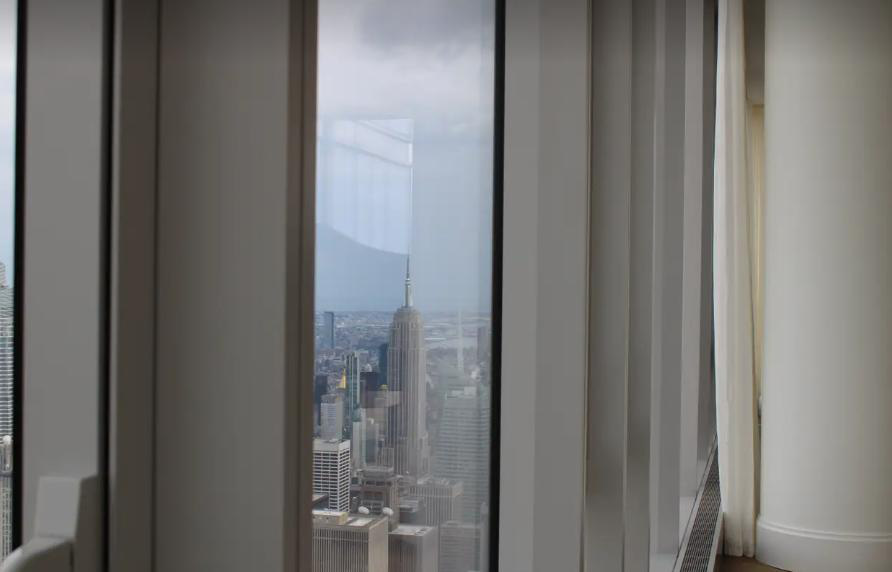 Góc cửa sổ nhìn ra tòa tháp The Empire State nổi tiếng - Ảnh: INSIDER