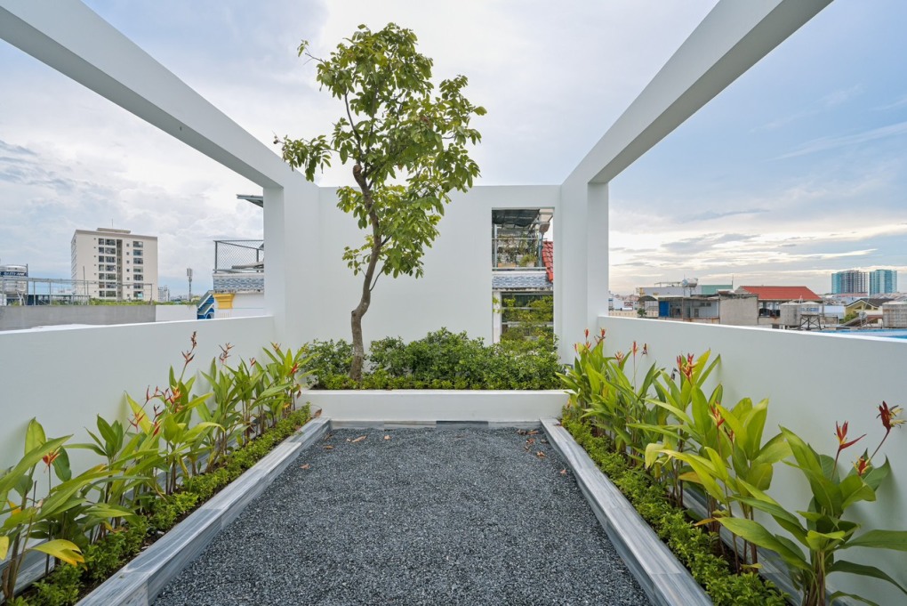 Sân thượng trải sỏi, bao quanh bởi hàng cây xanh có thể làm nơi thư giãn cho gia đình mỗi dịp cuối tuần