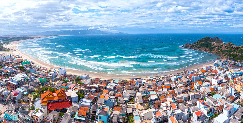   Vùng biển thuộc xã Nhơn Lý, TP Quy Nhơn, từ trên cao. Ảnh: Nguyễn Dũng