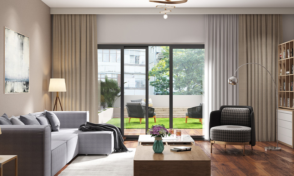 Tạo các họa tiết lặp đi lặp lại một cách tinh tế như cặp rèm màu be và trắng và cặp bàn cà phê ở giữa phòng.