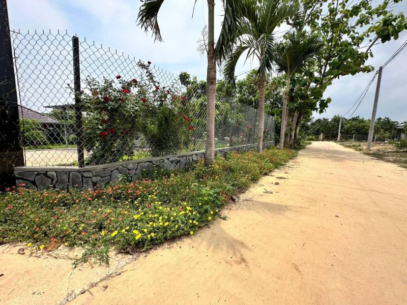 Bán đất 1100m2, có sẵn 100m2 thổ cư, mặt giáp đường 28.5m