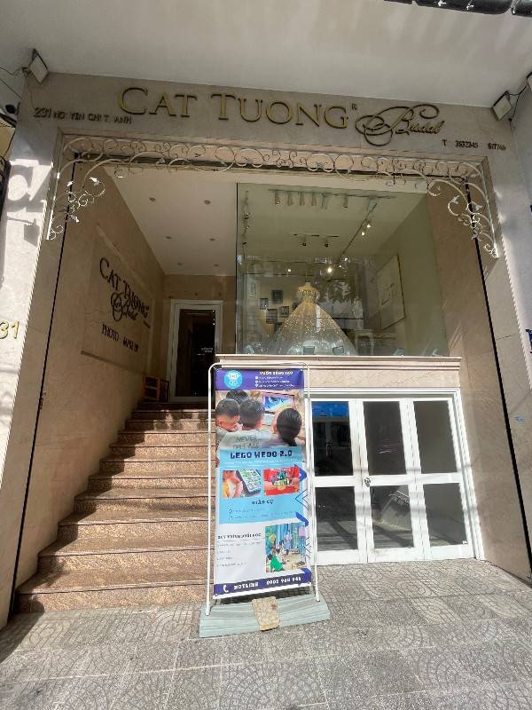 Cho thuê mặt bằng showroom . Mới , đẹp , kinh doanh thời trang làm đẹp