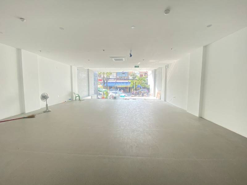 VP cho thuê trống 100m2/sàn, trống suốt,đầy đủ tiện nghi tại Núi Thành