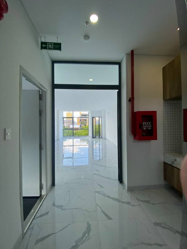 Tòa VP 5 tầng MỚI, DTSD hơn 300m2, đầy đủ tiện nghi ở NGUYỄN VĂN LINH