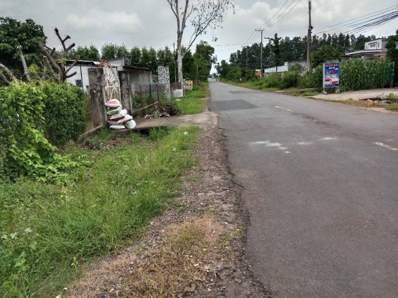 Mặt tiền tỉnh lộ 329, cách trung tâm xã 1km
