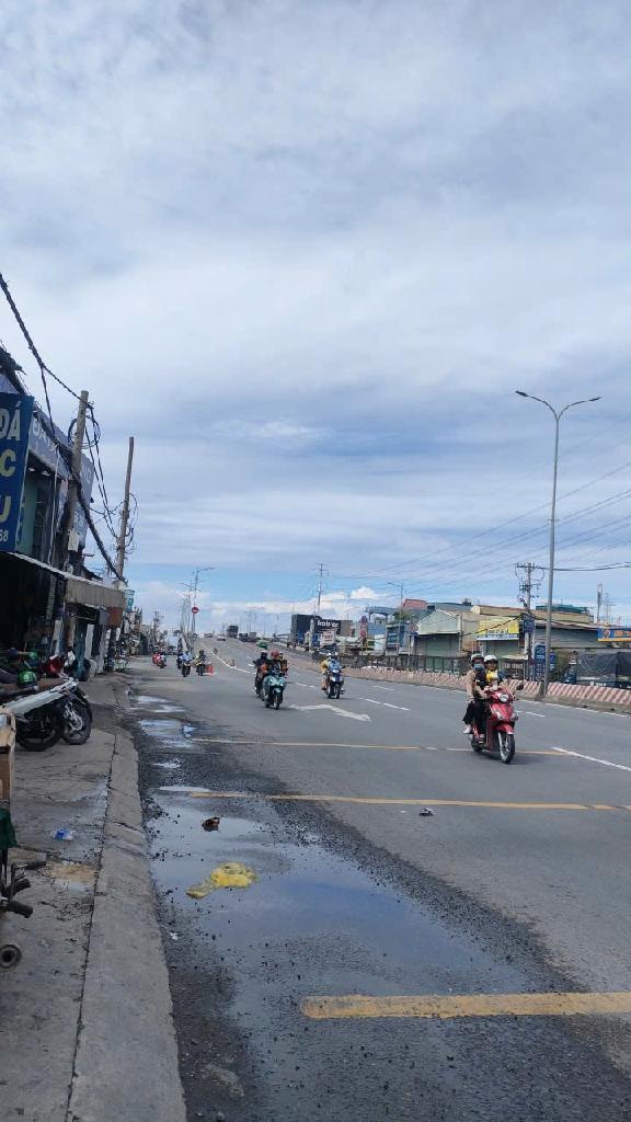 NHÀ XƯỞNG MẶT TIỀN LÔ GÓC QUỐC LỘ 1A 900M2, CHO THUÊ 100TR. GIÁ BÁN NHANH