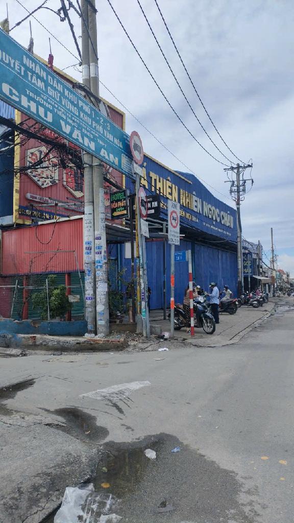 NHÀ XƯỞNG MẶT TIỀN LÔ GÓC QUỐC LỘ 1A 900M2, CHO THUÊ 100TR. GIÁ BÁN NHANH