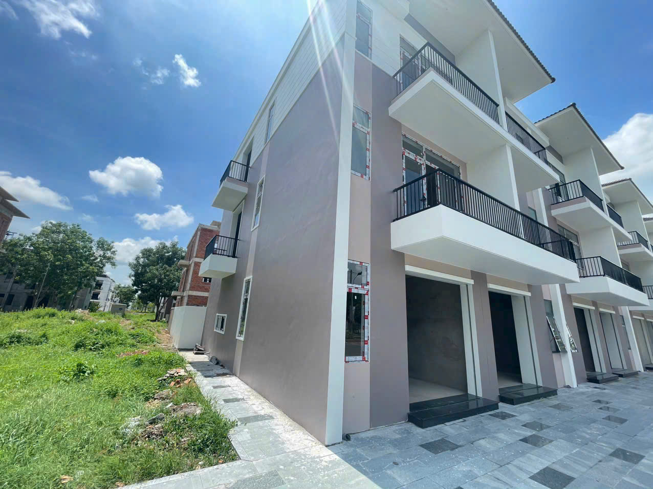 BÁN NHÀ 1 TRỆT 2 LẦU NẰM NGÂY TRUNG TÂM CHÂU ĐỐC