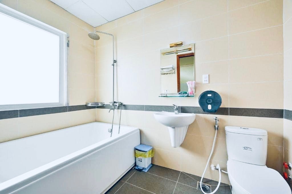 BÁN KHÁCH SẠN MẶT TIỀN KHU SÂN BAY - HD THUÊ 70 TR/T - 110M2 NGANG 5 M