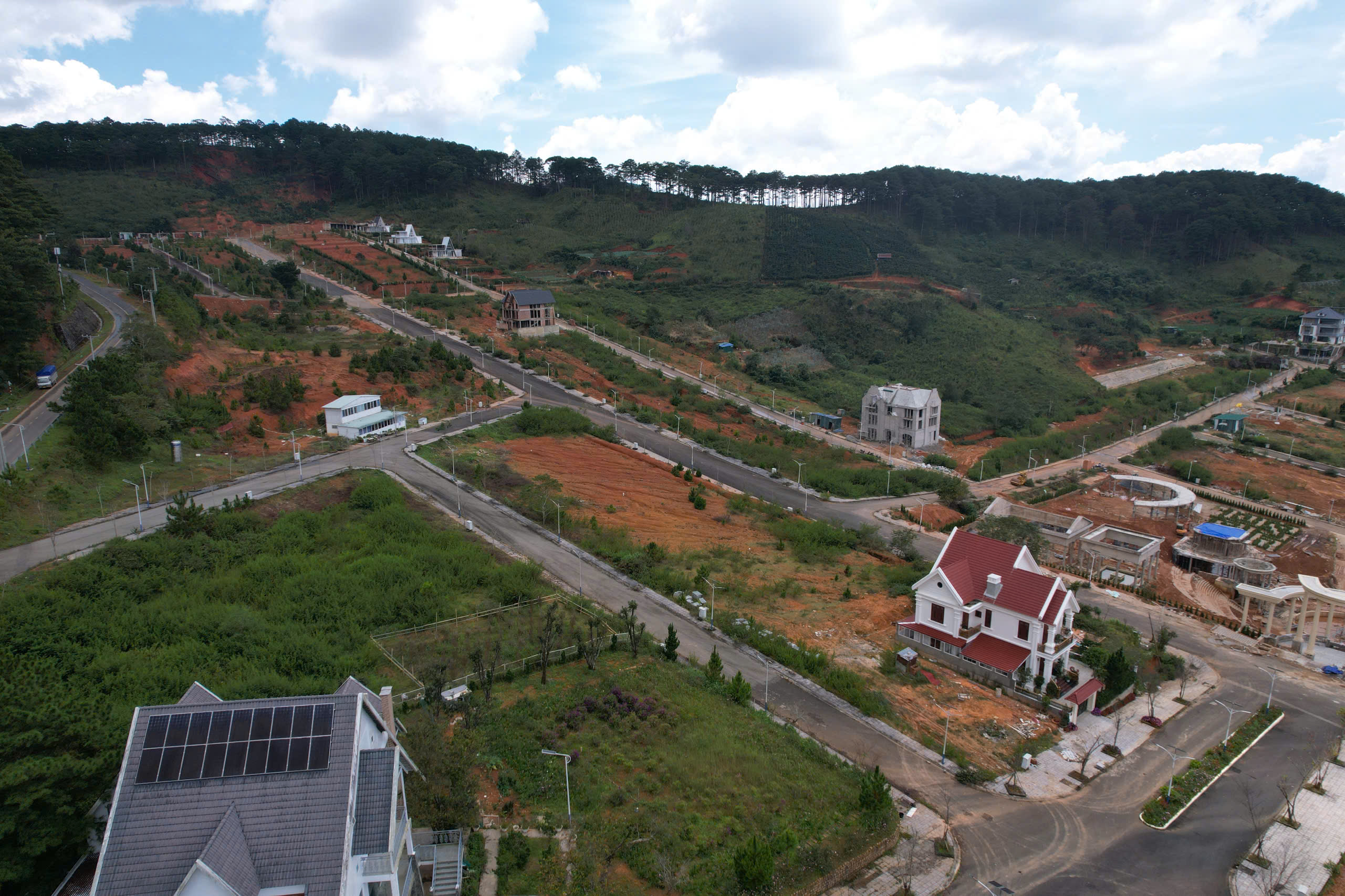 VILLA 3 tầng cắt lỗ vị trí đẹp gần khu du lịch Langbiang  thích hợp làm kinh doanh 0867431115