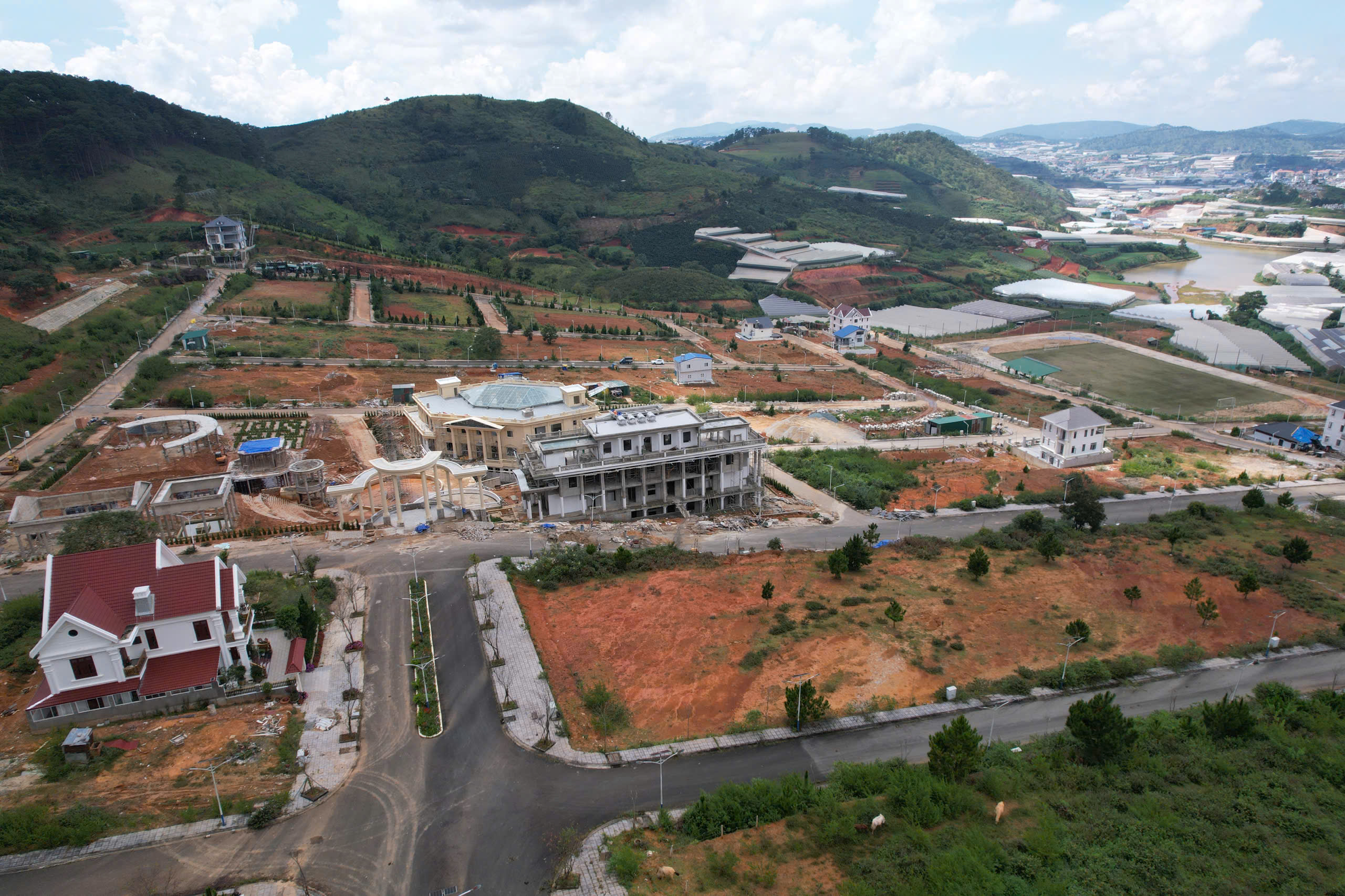 VILLA 3 tầng cắt lỗ vị trí đẹp gần khu du lịch Langbiang  thích hợp làm kinh doanh 0867431115