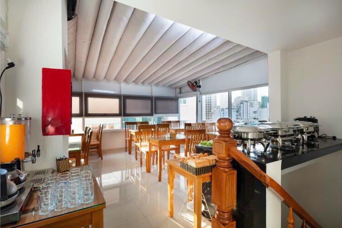 Bán khách sạn mới hẽm oto phố Tây, khu phố tập trung khách du lịch, cách biển chỉ 500m