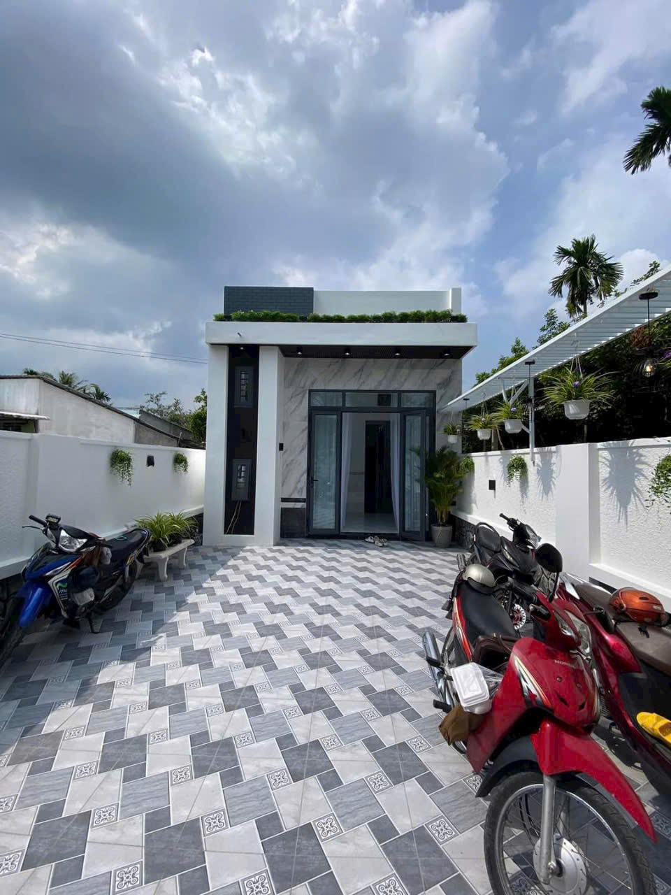 BÁN NHÀ MỚl THUỘC GIAI XUÂN PHONG ĐIỀN GẦN DINH THỰ Lang Truyền