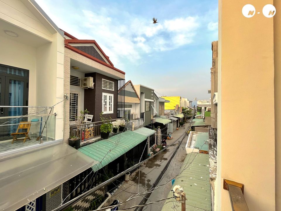 BÁN NHÀ TRỆT LẦU MỚI XÂY HẺM LT 1-2 NGUYỄN VĂN CỪ