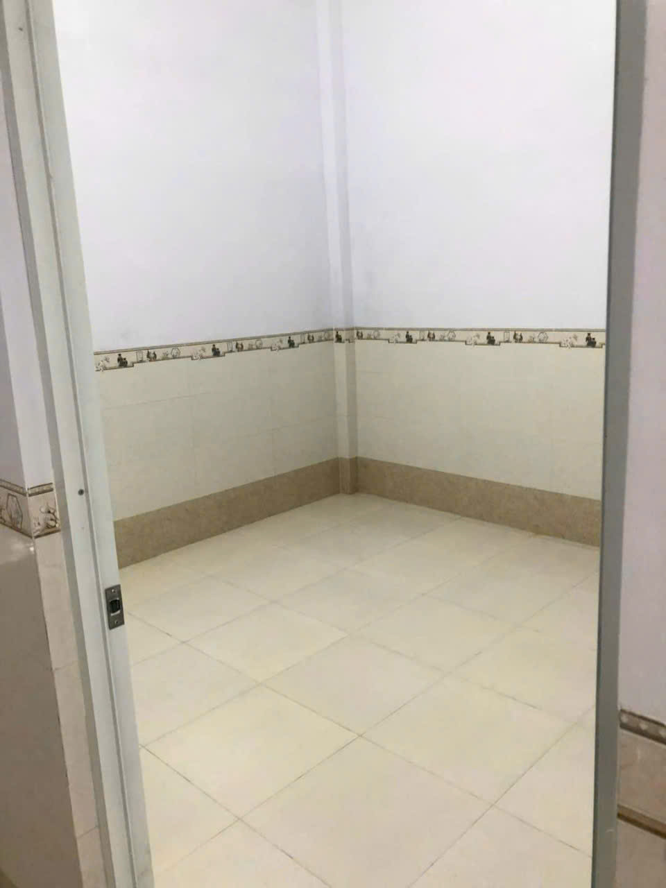 103. Nhà 3,5 Triệu Nhà Rộng Rãi Cách Hẻm Số Đỏ 400M