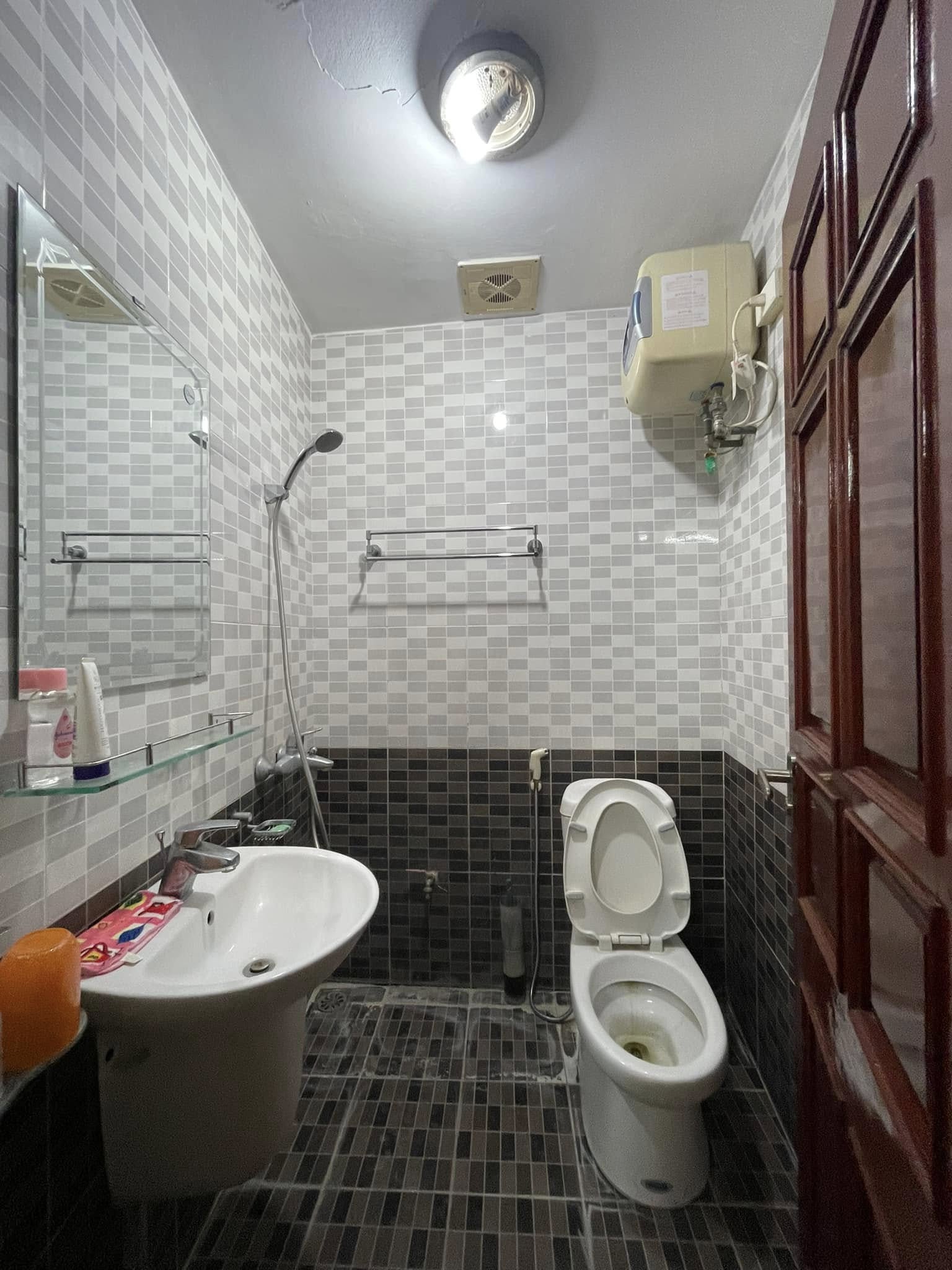 Cho thuê nhà mặt đường Hoàng Hoa Thám trung tâm quận Ba Đình làm văn phòng, kinh doanh