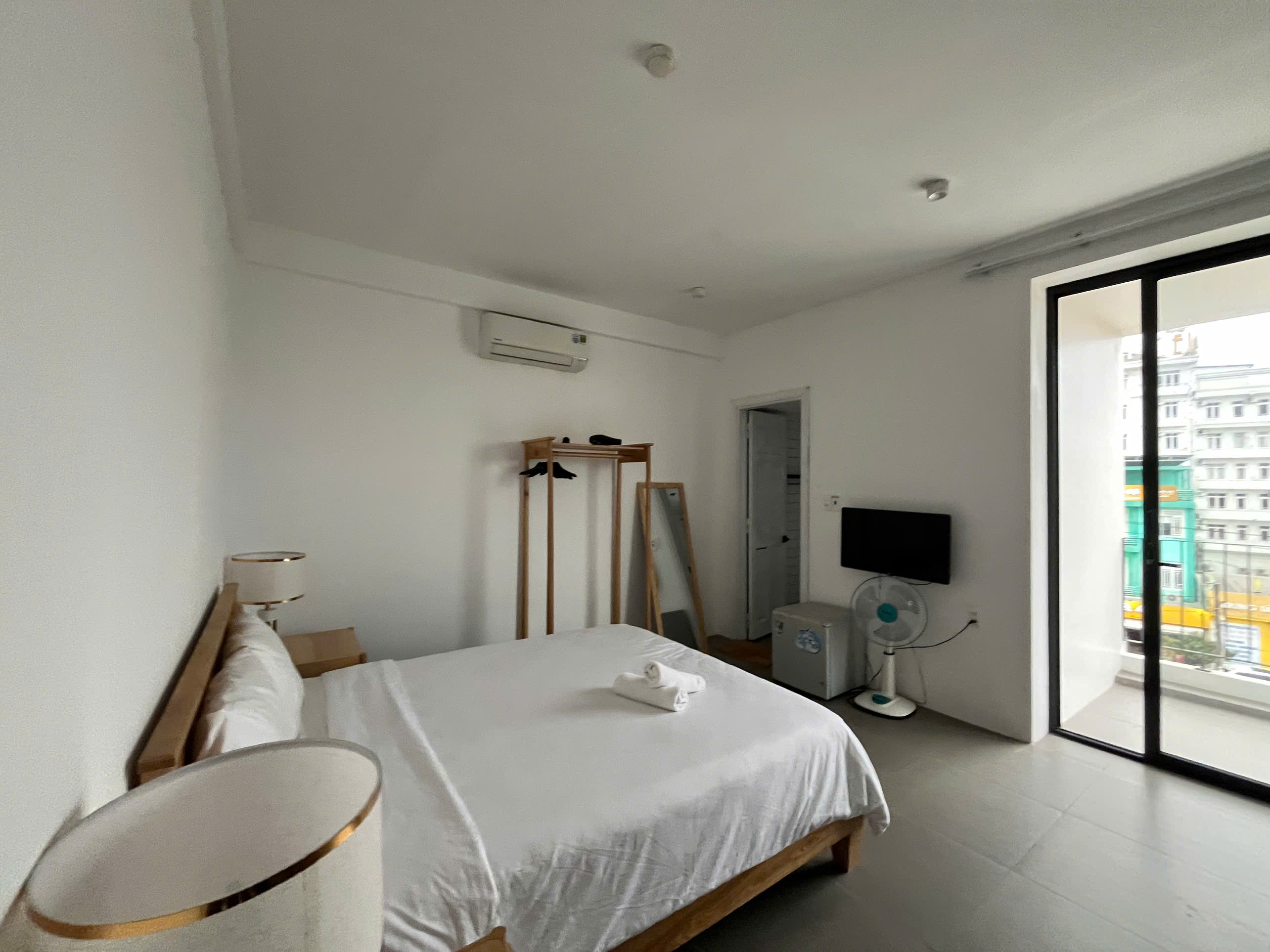 CHO THUÊ KHÁCH SẠN MẶT TIỀN PHẠM VĂN ĐỒNG - 16 PHÒNG + THANG MÁY