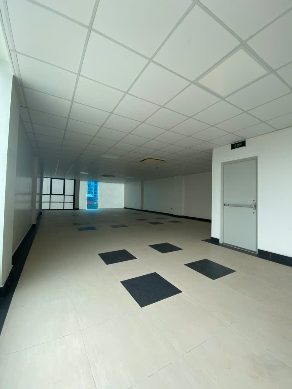 Thuê ngay mặt bằng kinh doanh 220m2 tại Nguyễn Văn Cừ Long Biên - Vị trí tuyệt vời! 0902318197