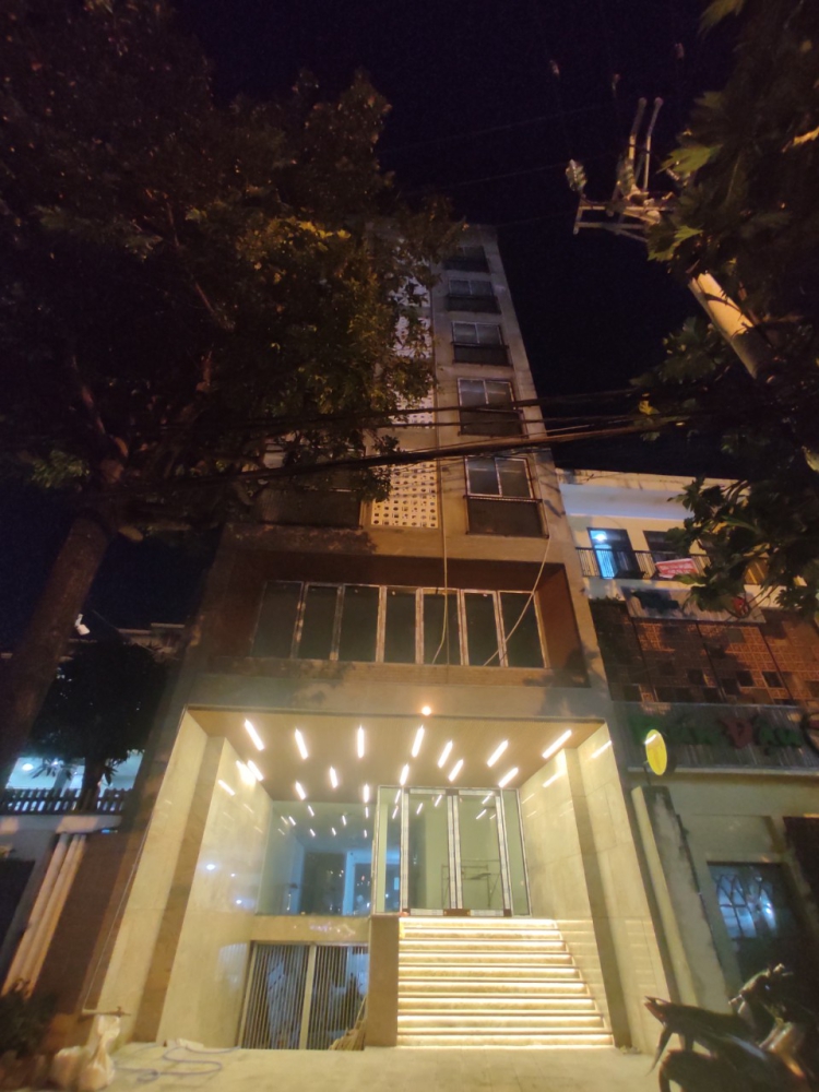 Cho thuê mặt bằng 100m2 và 150m2 đường Núi Thành, 8$/m2, mới 100%