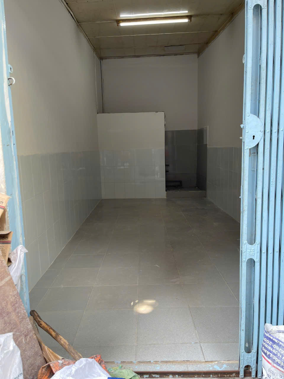 Phòng trọ 1,8 triêụ mặt tiền hẻm đối diện Trường Châu Văn Liêm