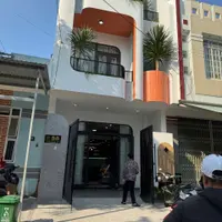 - Lê Kim Lăng, Trung Tâm Cẩm lệ, nhà 2,5 tầng, đường 7,5m lề 10m, sát lê đại hành và sân bay.