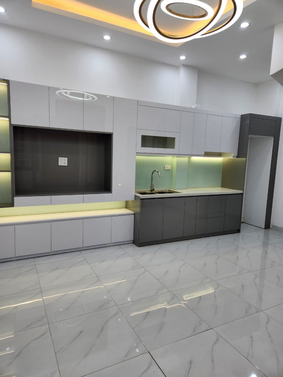 Bán nhà 33m2 Thị trấn Trạm Trôi. Đơn lập 5 tầng, 3 ngủ full nội thất. Cạnh chợ Giang Xá