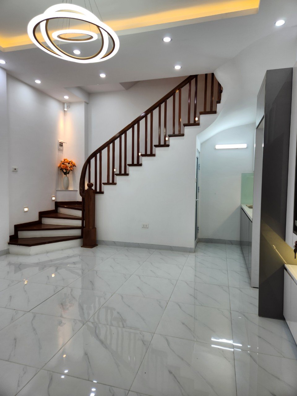 Bán nhà 33m2 Thị trấn Trạm Trôi. Đơn lập 5 tầng, 3 ngủ full nội thất. Cạnh chợ Giang Xá