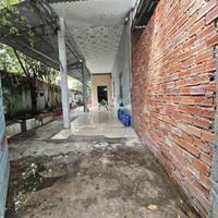 Nhà 4 triêụ 4 phòng ngủ Võ Văn Kiệt nơi có khuôn viên cây cối