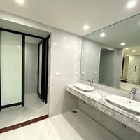 Cho Thuê Tòa Văn Phòng 9 Tầng MP Hàng Chuối. DT 230m2.MT 11m.Vị Trí Lô Góc. Giá 500tr/th