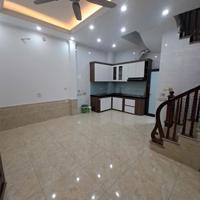 Nhà Tứ Hiệp “nhỏ mà có võ” – 5 tầng, 4 phòng ngủ, giếng trời cực thoáng, ở sướng trong tầm tài