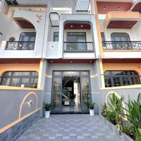 Bán nhà xây mới gần Uỷ Ban xã Bến Lức , DT 100m2, thanh toán trước chỉ 900tr nhận nhà.