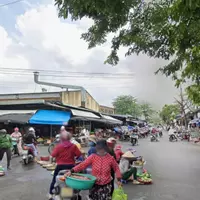 Bán đất tặng nhà Cấp 4, 2 mặt tiền chợ trước 7.5m,  sau 5.5m. Có nguồn thu nhập 20tr/ tháng.