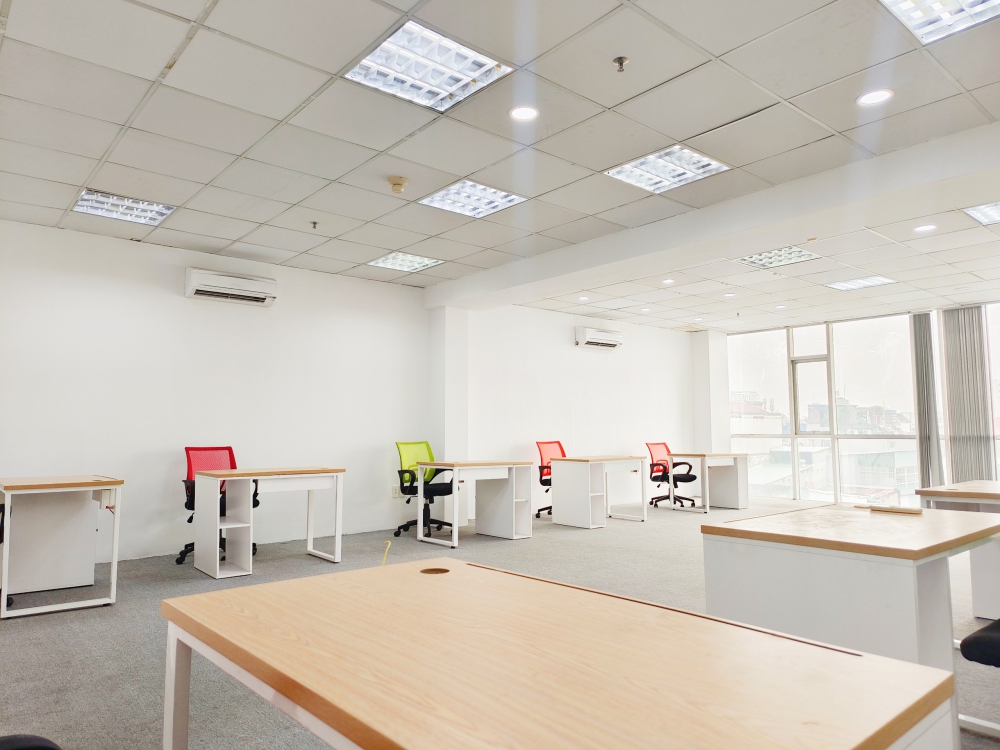 Tặng nội thất cho sàn VP 75m2 view kính đẹp ngay ngã tư Phú Nhuận
