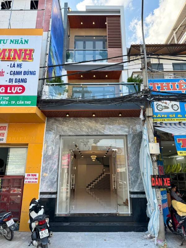 NHÀ PHỐ 1 TRỆT 2 LẦU - MẶT TIỀN ĐƯỜNG TRẦN HƯNG ĐẠO - NGAY TRUNG TÂM