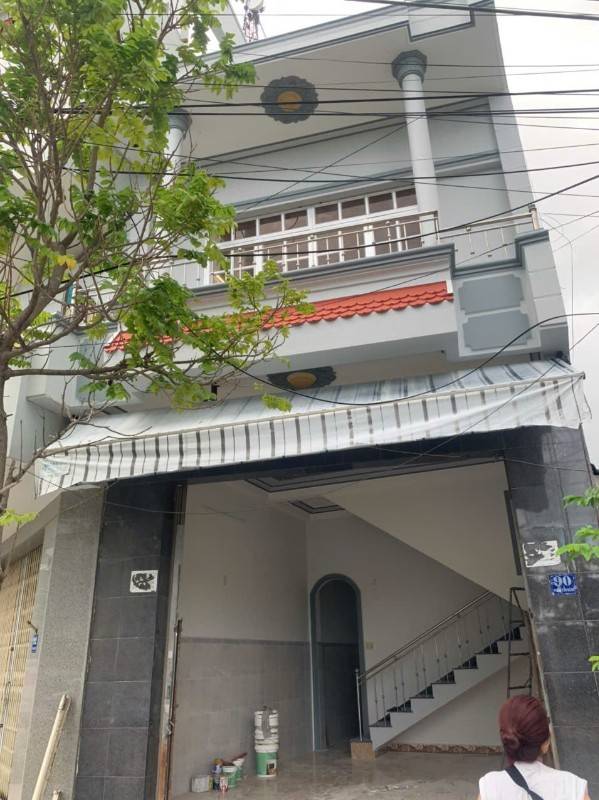Cho thuê nhà mặt tiền Phạm Văn Đồng tp Nha Trang, dts 102m2, 10 tr/th.
