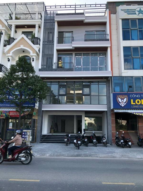 Cho thuê nhà nguyên căn 126m2/tầng, mới xây mặt phố Thích Quảng Đức